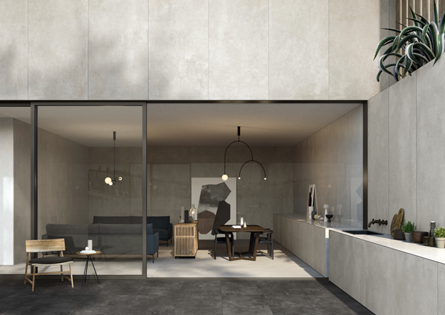 Modernes Wohnzimmer mit offener Küche, minimalistischen Möbeln und großen Glasfenstern. Die Wände sind in neutralen Grautönen gehalten, und Pflanzen sowie elegante Beleuchtung schaffen eine gemütliche Atmosphäre.