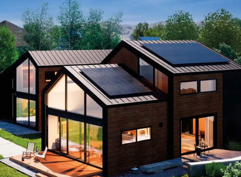 Moderne, energieeffiziente Doppelhausarchitektur mit Solarpanels auf den Dächern. Das Gebäude verfügt über große Fenster und ist von einer grünen Landschaft umgeben, die in warmem Licht erstrahlt.